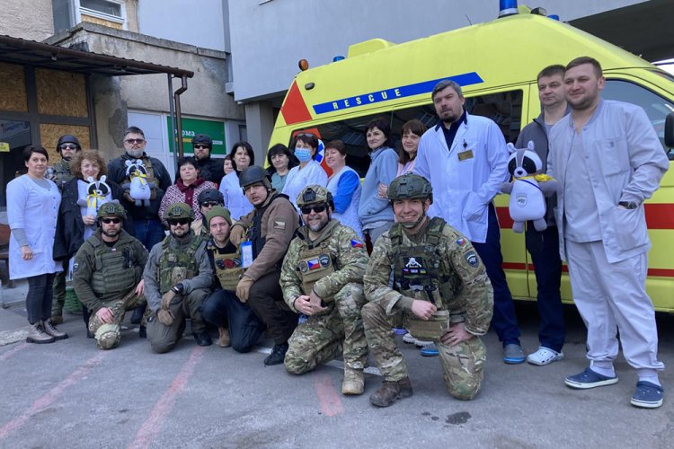Czech volunteers from Team 4 Ukraine received medals for bravery in Kyiv