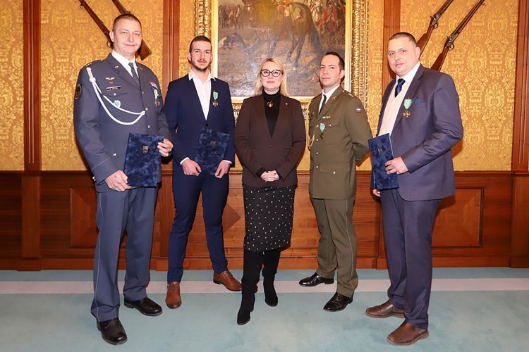 Awarding of the Cross of Merit by the Minister of Defense of the Czech Republic to T4U members