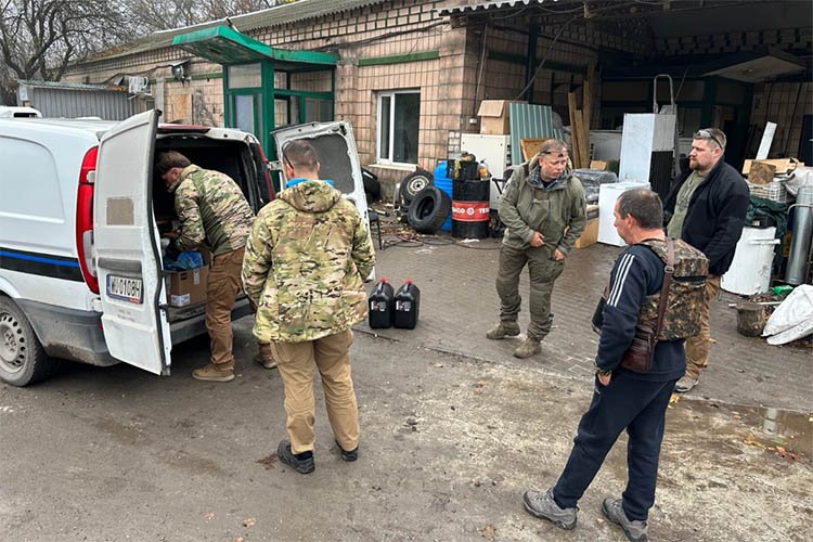 8.11.2023 - Vodu, palivo nebo léky. Team4Ukraine dováží do ostřelované Avdijivky v Donbasu akutní pomoc