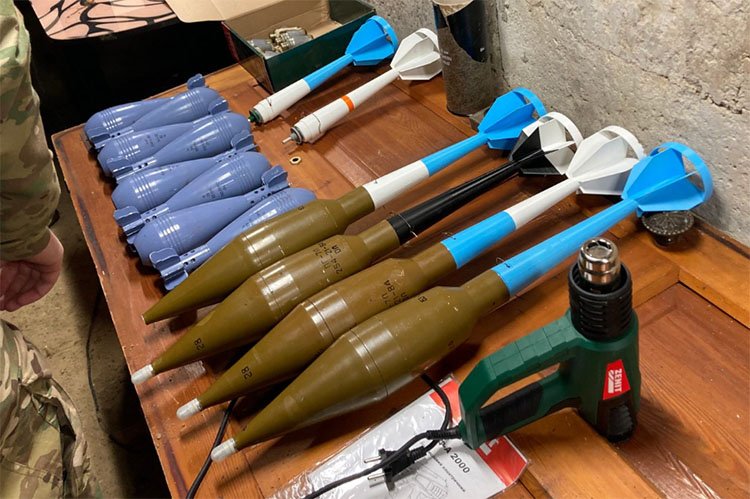 7.12.2023 - Dronaři a TNT. Ukrajinští vojáci si při výrobě zbraní vystačí s kleštěmi, pilkou a 3D tiskárnou