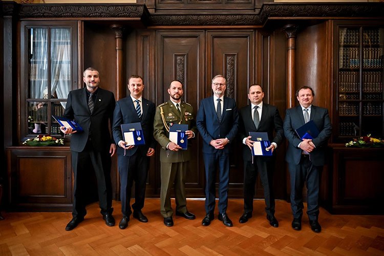 Premiér Petr Fiala udělil medaili Karla Kramáře předsedovi T4U